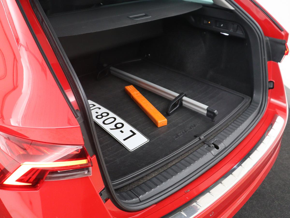 Škoda Octavia Skoda Octavia Combi 1.5 TSI First Edition | Stoelverwarming | Cruise control | Carplay | Sfeerverlichting | Camera | Parkassist | Climate control | Virtueel dashboard | Elektrische achterklep | 18″ velgen