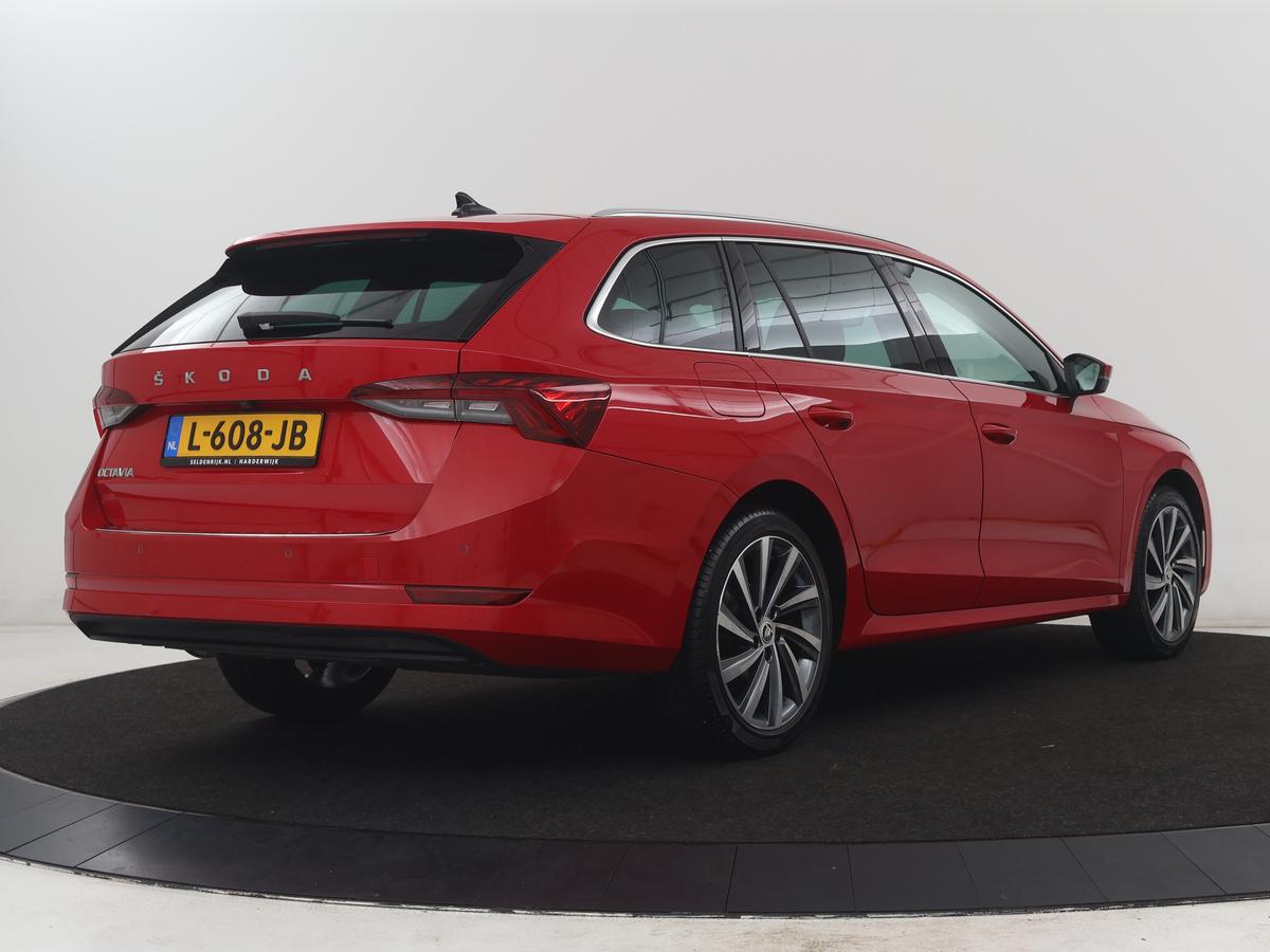 Škoda Octavia Skoda Octavia Combi 1.5 TSI First Edition | Stoelverwarming | Cruise control | Carplay | Sfeerverlichting | Camera | Parkassist | Climate control | Virtueel dashboard | Elektrische achterklep | 18″ velgen