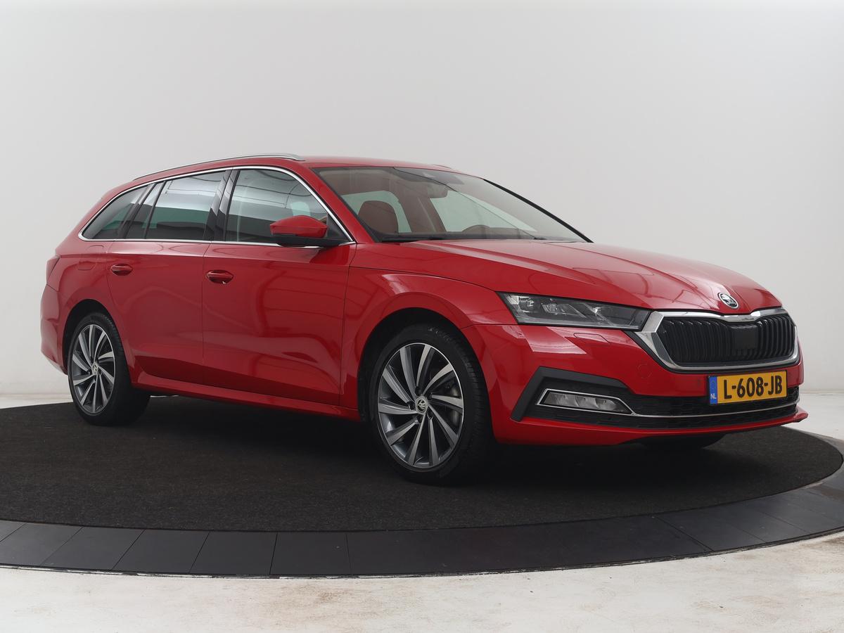 Škoda Octavia Skoda Octavia Combi 1.5 TSI First Edition | Stoelverwarming | Cruise control | Carplay | Sfeerverlichting | Camera | Parkassist | Climate control | Virtueel dashboard | Elektrische achterklep | 18″ velgen