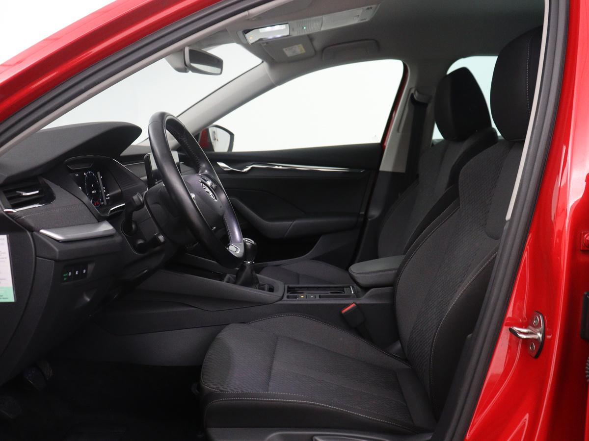 Škoda Octavia Skoda Octavia Combi 1.5 TSI First Edition | Stoelverwarming | Cruise control | Carplay | Sfeerverlichting | Camera | Parkassist | Climate control | Virtueel dashboard | Elektrische achterklep | 18″ velgen