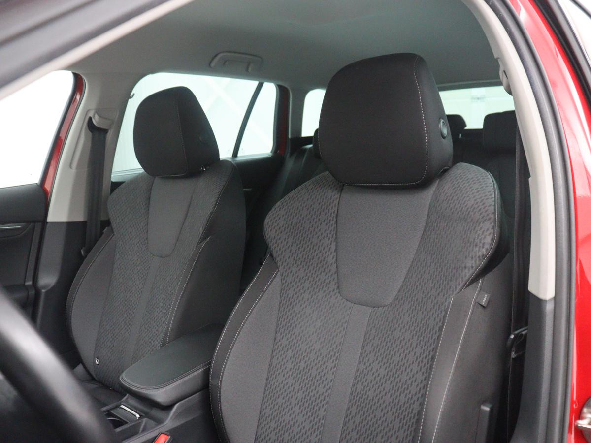 Škoda Octavia Skoda Octavia Combi 1.5 TSI First Edition | Stoelverwarming | Cruise control | Carplay | Sfeerverlichting | Camera | Parkassist | Climate control | Virtueel dashboard | Elektrische achterklep | 18″ velgen