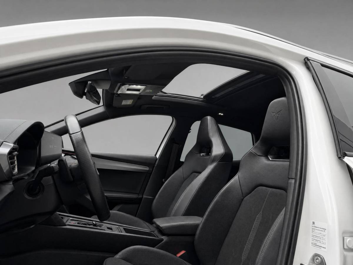 CUPRA Formentor CUPRA Formentor 1.4 245pk DSG e-Hybrid VZ Performance · Panoramadak · Camera · Trekhaak · Apple/Android Car Play · Navigatie · Stoelverwarming · 19” Inch ·