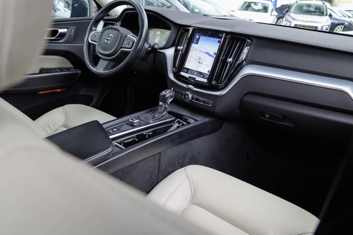 Volvo XC60 Volvo XC60 2.0 T5 AWD Momentum 250pk | Leder + Trekhaak