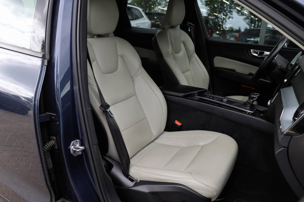 Volvo XC60 Volvo XC60 2.0 T5 AWD Momentum 250pk | Leder + Trekhaak