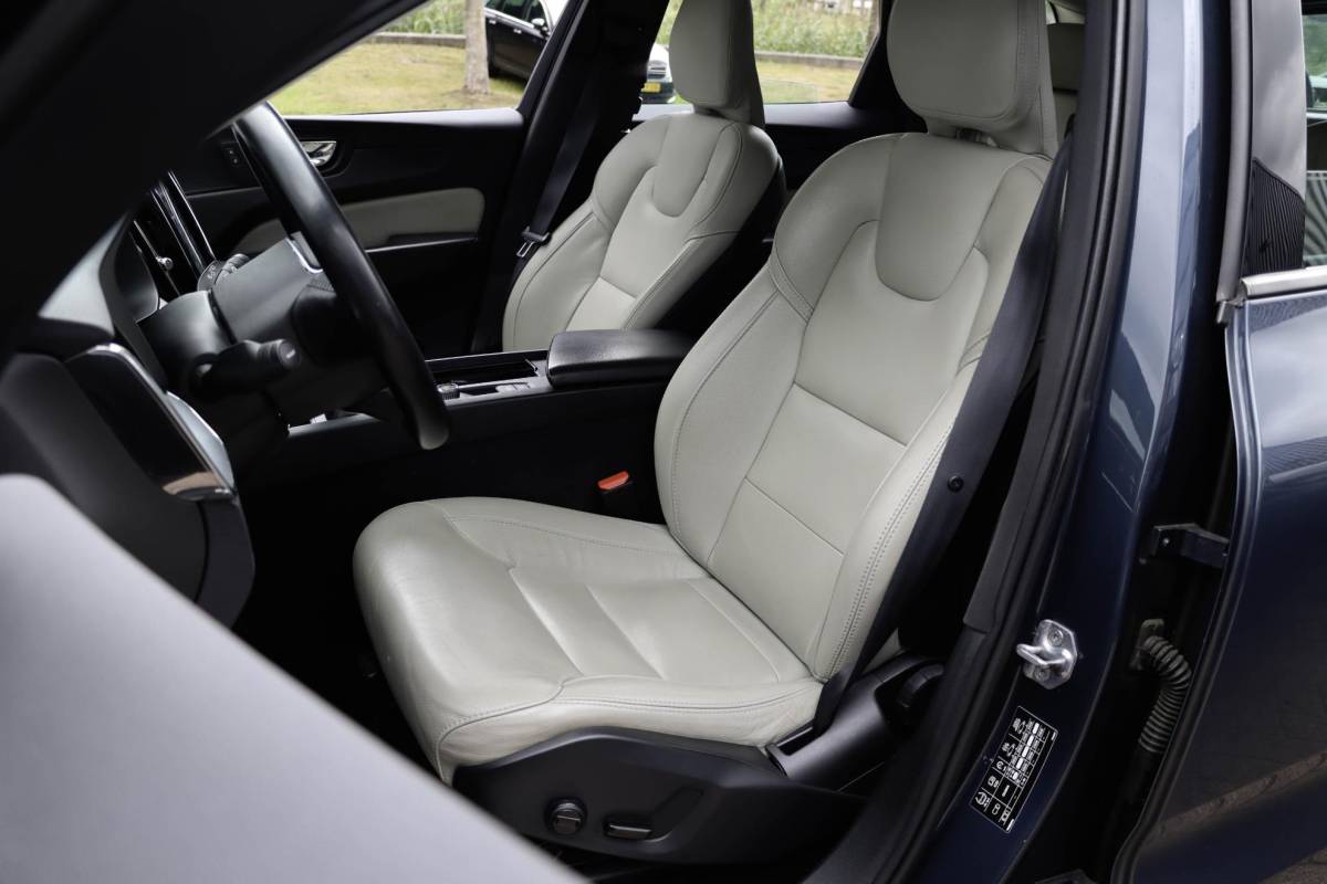 Volvo XC60 Volvo XC60 2.0 T5 AWD Momentum 250pk | Leder + Trekhaak