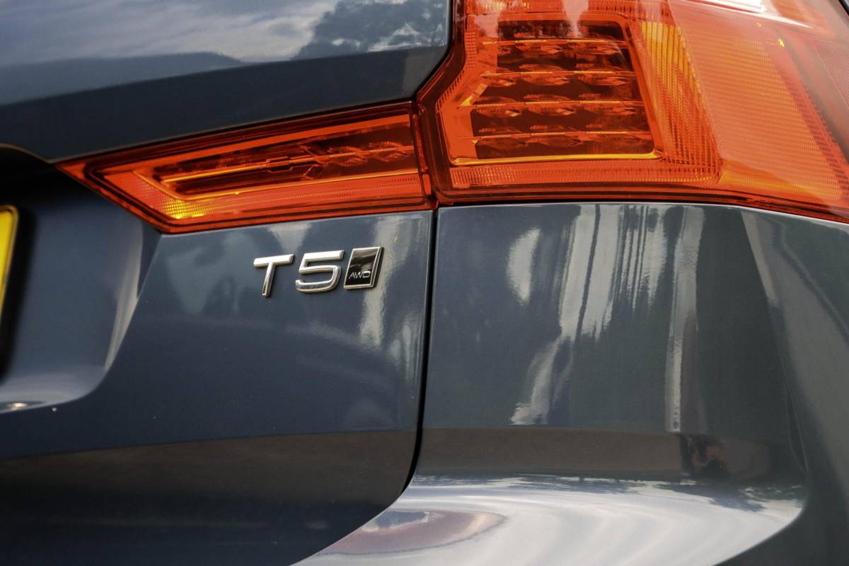 Volvo XC60 Volvo XC60 2.0 T5 AWD Momentum 250pk | Leder + Trekhaak