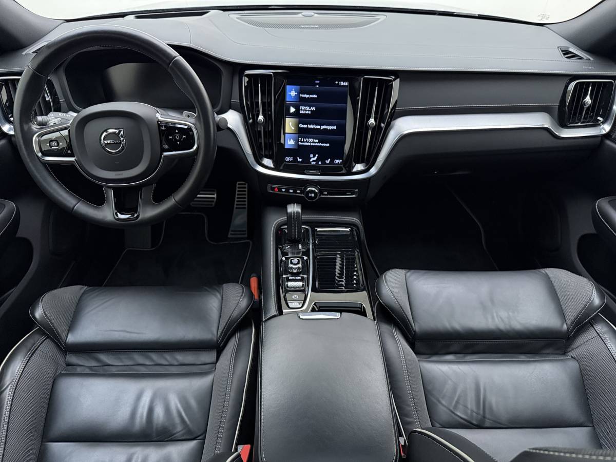 Volvo S60 Volvo S60 T8 405pk AWD Polestar Engineered / Panoramadak / 20” / Styling Kit / Black Pack / Harman&Kardon Audio / Head-Up / Flippers / Getint Glas / 360 Camera / DAB / Full-LED / Gelaagd Glas /