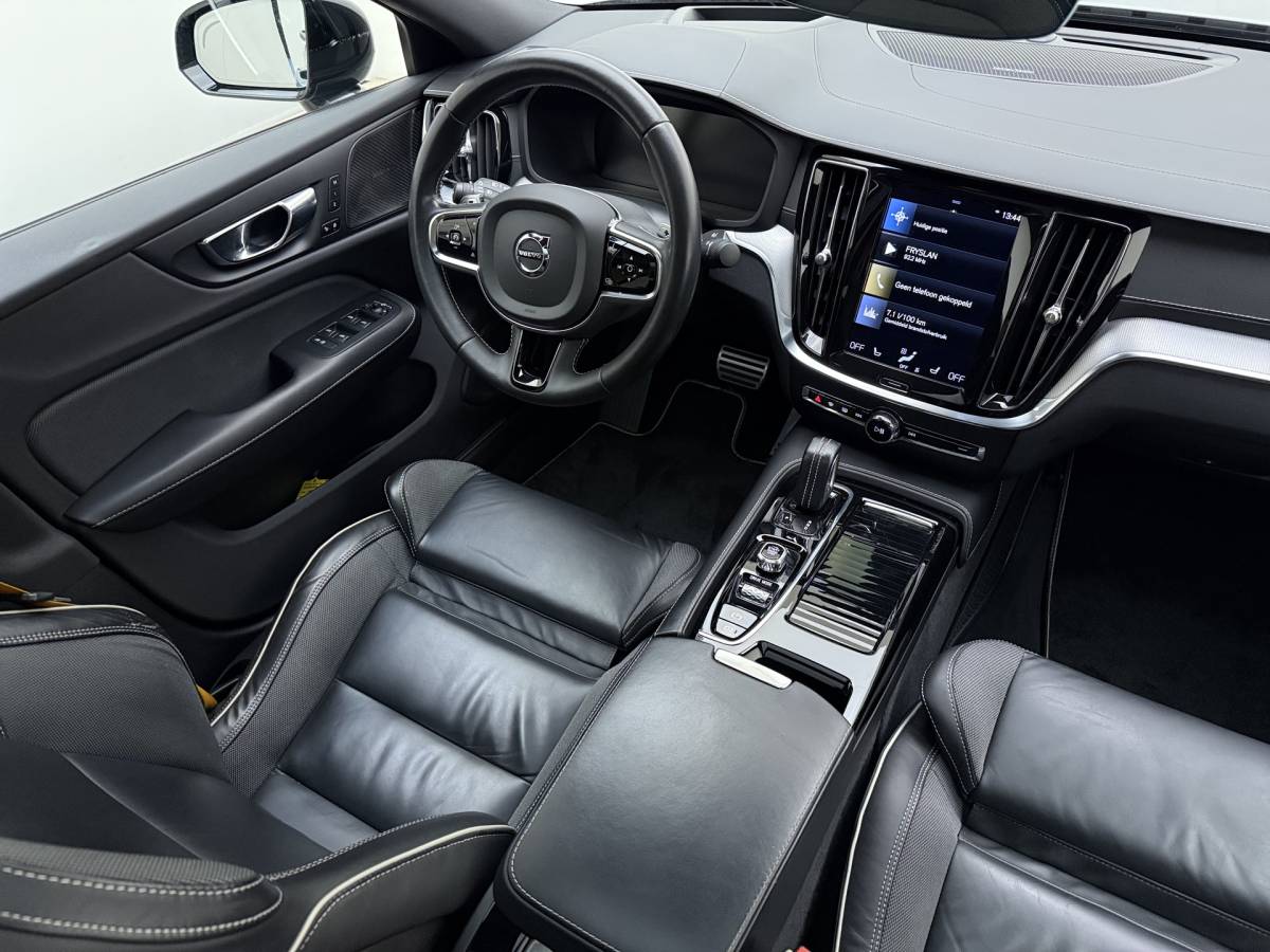 Volvo S60 Volvo S60 T8 405pk AWD Polestar Engineered / Panoramadak / 20” / Styling Kit / Black Pack / Harman&Kardon Audio / Head-Up / Flippers / Getint Glas / 360 Camera / DAB / Full-LED / Gelaagd Glas /