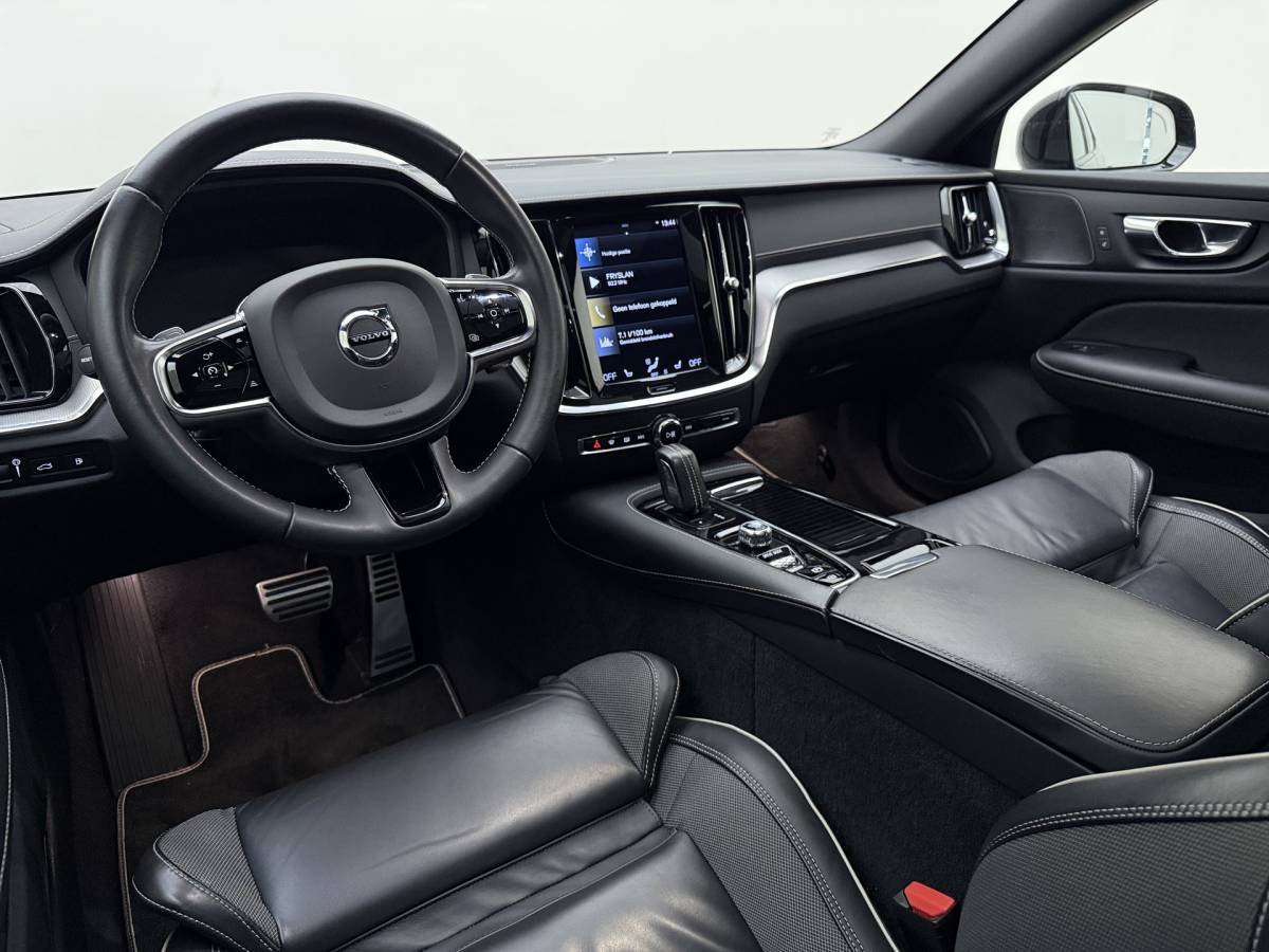 Volvo S60 Volvo S60 T8 405pk AWD Polestar Engineered / Panoramadak / 20” / Styling Kit / Black Pack / Harman&Kardon Audio / Head-Up / Flippers / Getint Glas / 360 Camera / DAB / Full-LED / Gelaagd Glas /