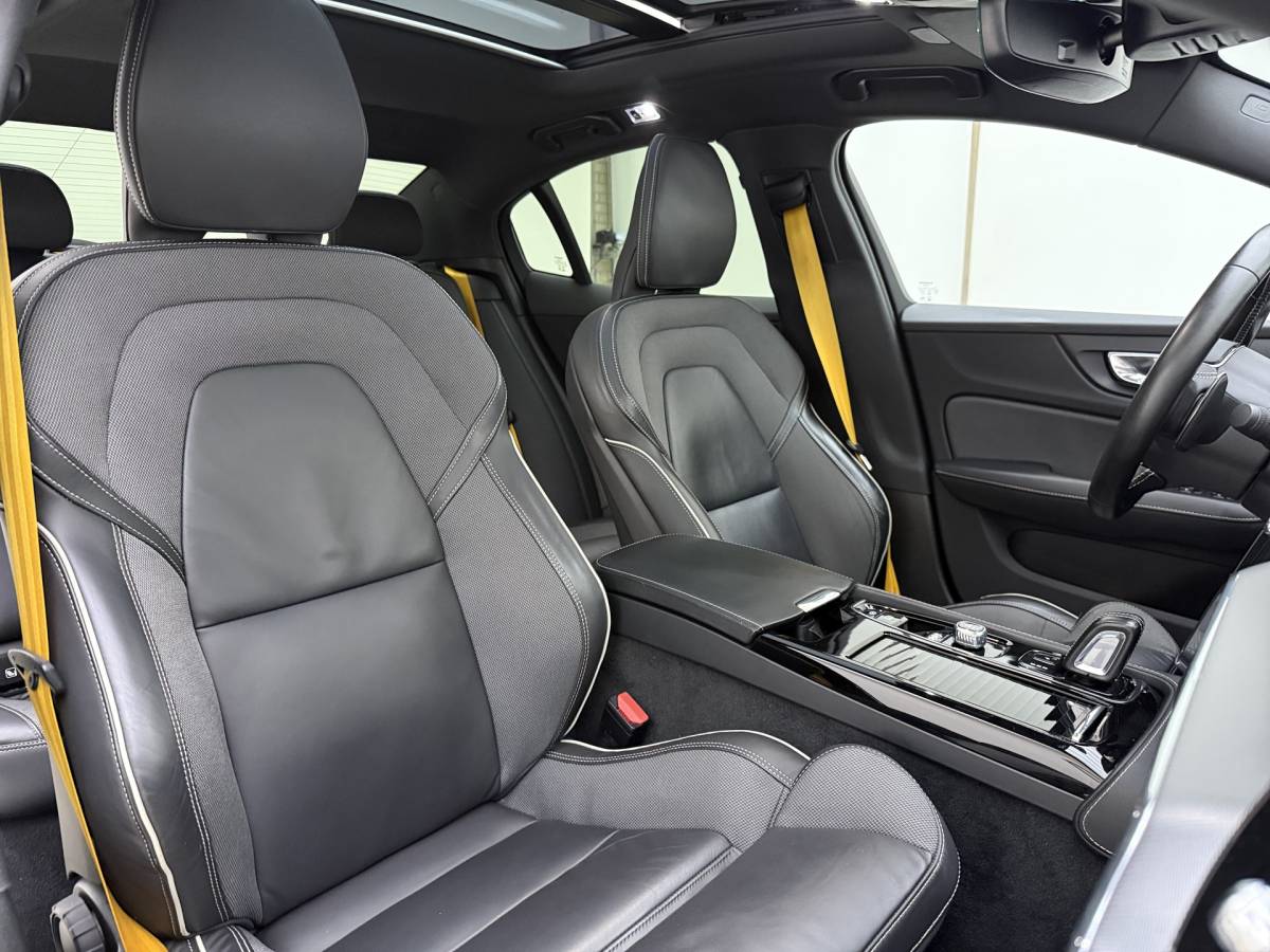 Volvo S60 Volvo S60 T8 405pk AWD Polestar Engineered / Panoramadak / 20” / Styling Kit / Black Pack / Harman&Kardon Audio / Head-Up / Flippers / Getint Glas / 360 Camera / DAB / Full-LED / Gelaagd Glas /