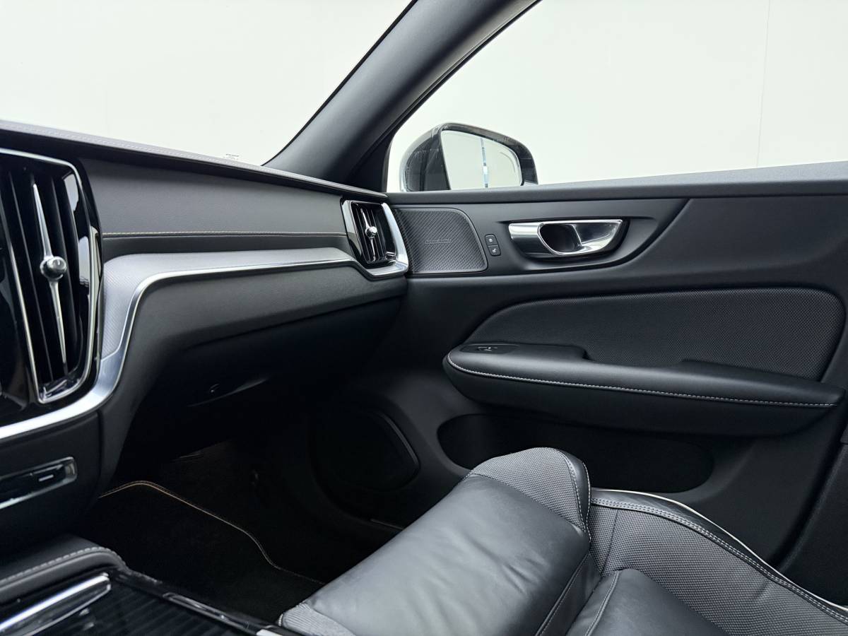 Volvo S60 Volvo S60 T8 405pk AWD Polestar Engineered / Panoramadak / 20” / Styling Kit / Black Pack / Harman&Kardon Audio / Head-Up / Flippers / Getint Glas / 360 Camera / DAB / Full-LED / Gelaagd Glas /
