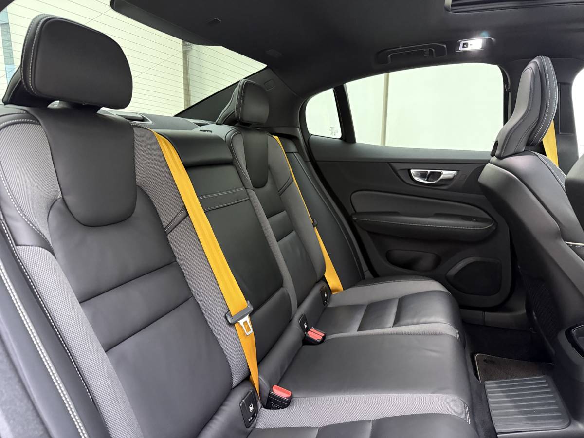Volvo S60 Volvo S60 T8 405pk AWD Polestar Engineered / Panoramadak / 20” / Styling Kit / Black Pack / Harman&Kardon Audio / Head-Up / Flippers / Getint Glas / 360 Camera / DAB / Full-LED / Gelaagd Glas /