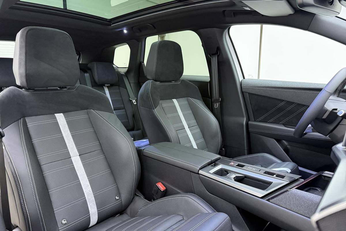 Opel Grandland Opel Grandland 1.6 Turbo Plug-in-Hybrid Ultimate | Lederen bekleding | Panoramisch schuif/kantel dak | Stoelverwarming en ventilatie | Achterbankverwarming | Elektrische achterklep | Keyless
