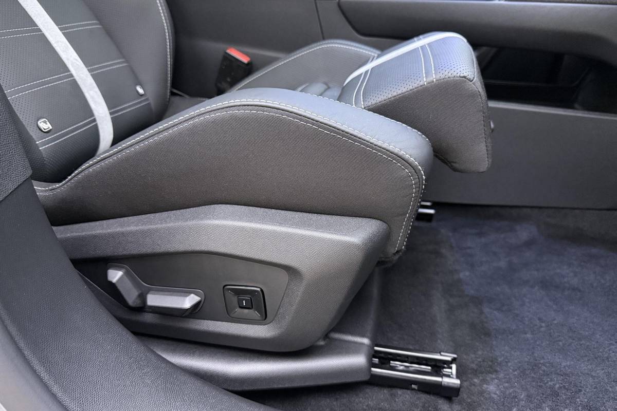 Opel Grandland Opel Grandland 1.6 Turbo Plug-in-Hybrid Ultimate | Lederen bekleding | Panoramisch schuif/kantel dak | Stoelverwarming en ventilatie | Achterbankverwarming | Elektrische achterklep | Keyless