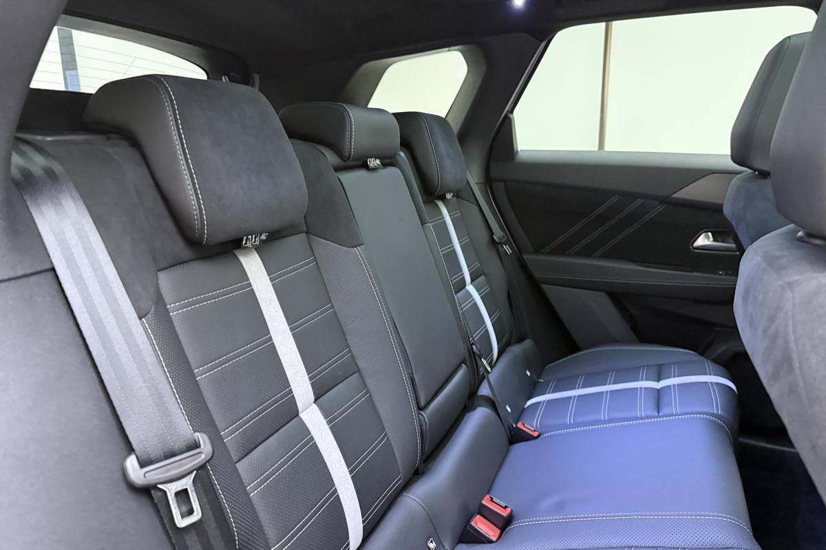 Opel Grandland Opel Grandland 1.6 Turbo Plug-in-Hybrid Ultimate | Lederen bekleding | Panoramisch schuif/kantel dak | Stoelverwarming en ventilatie | Achterbankverwarming | Elektrische achterklep | Keyless
