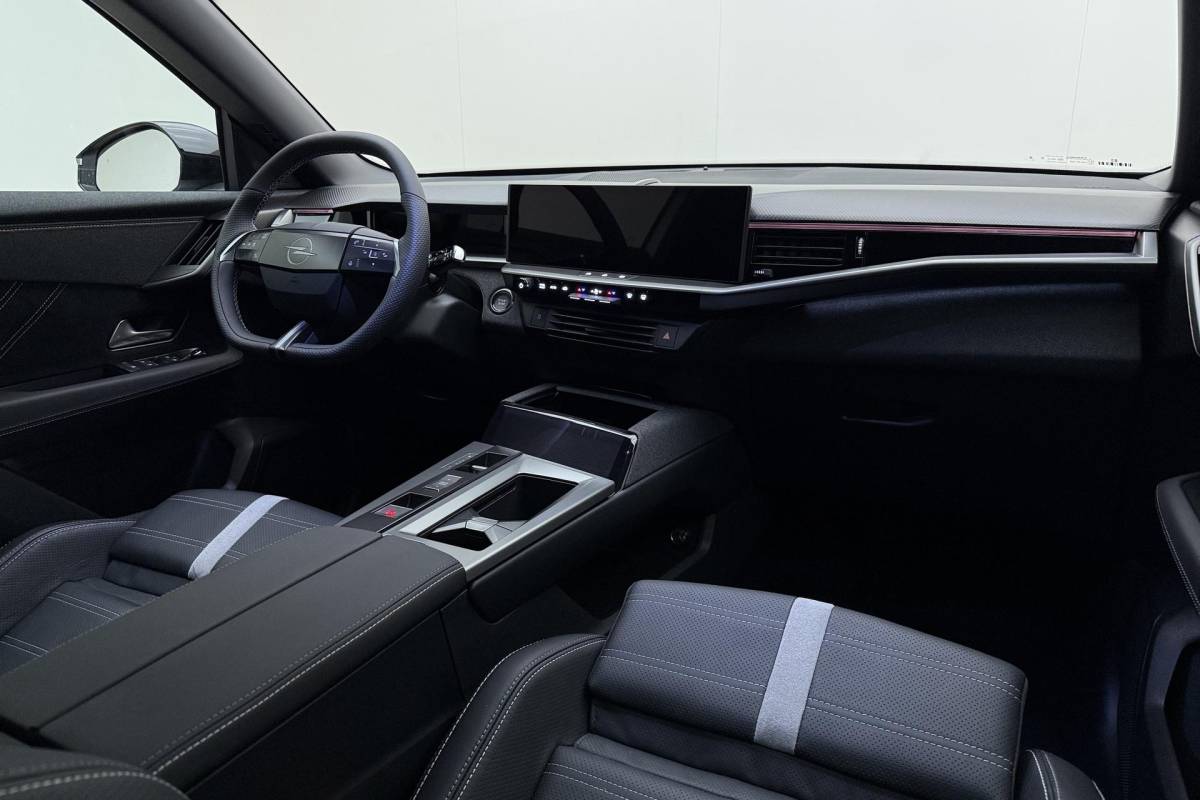 Opel Grandland Opel Grandland 1.6 Turbo Plug-in-Hybrid Ultimate | Lederen bekleding | Panoramisch schuif/kantel dak | Stoelverwarming en ventilatie | Achterbankverwarming | Elektrische achterklep | Keyless