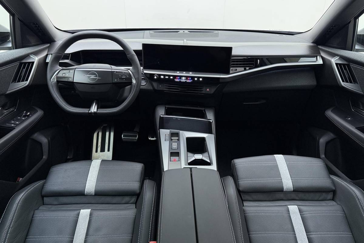 Opel Grandland Opel Grandland 1.6 Turbo Plug-in-Hybrid Ultimate | Lederen bekleding | Panoramisch schuif/kantel dak | Stoelverwarming en ventilatie | Achterbankverwarming | Elektrische achterklep | Keyless