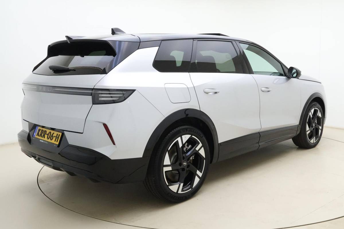 Opel Grandland Opel Grandland 1.6 Turbo Plug-in-Hybrid Ultimate | Lederen bekleding | Panoramisch schuif/kantel dak | Stoelverwarming en ventilatie | Achterbankverwarming | Elektrische achterklep | Keyless