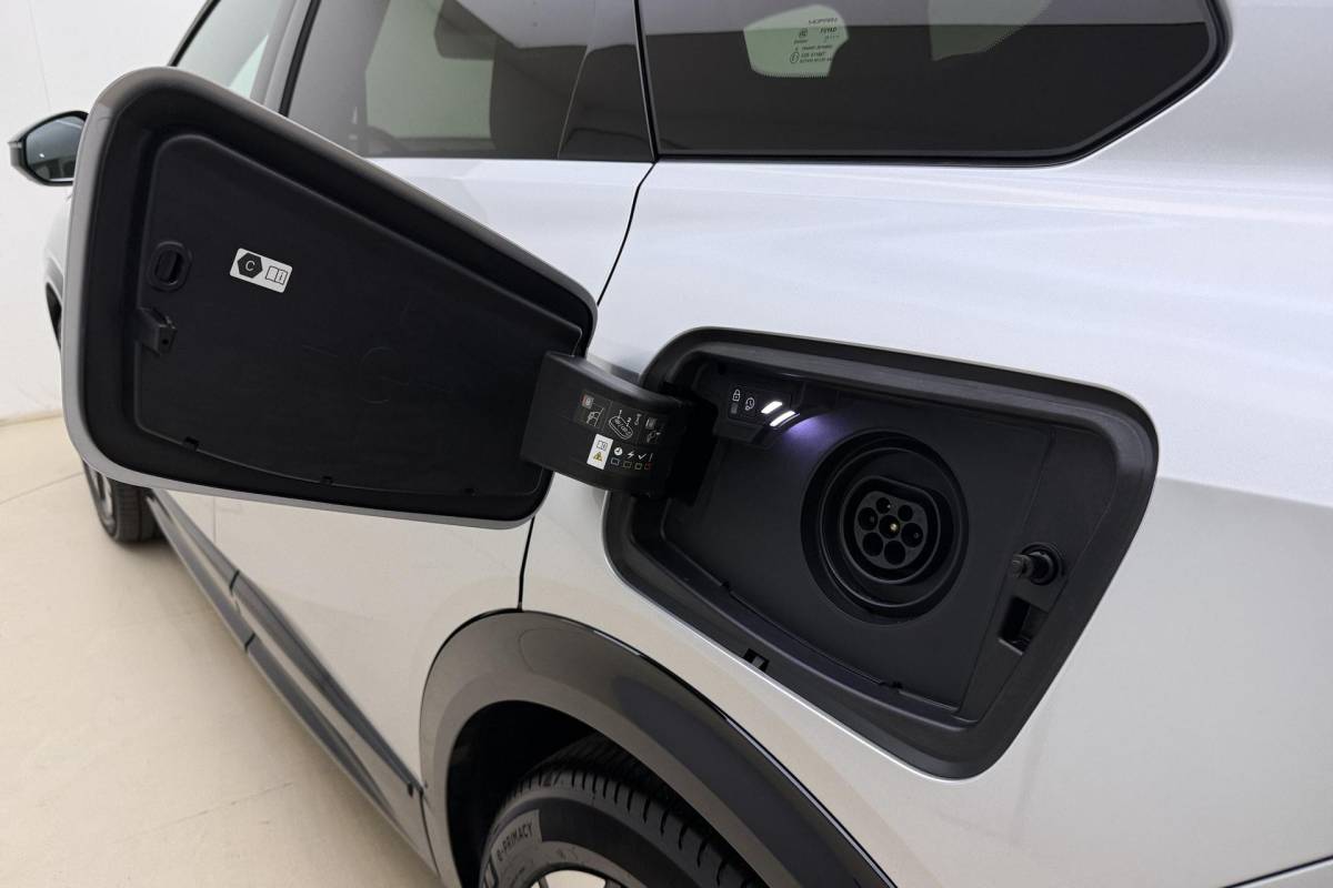 Opel Grandland Opel Grandland 1.6 Turbo Plug-in-Hybrid Ultimate | Lederen bekleding | Panoramisch schuif/kantel dak | Stoelverwarming en ventilatie | Achterbankverwarming | Elektrische achterklep | Keyless