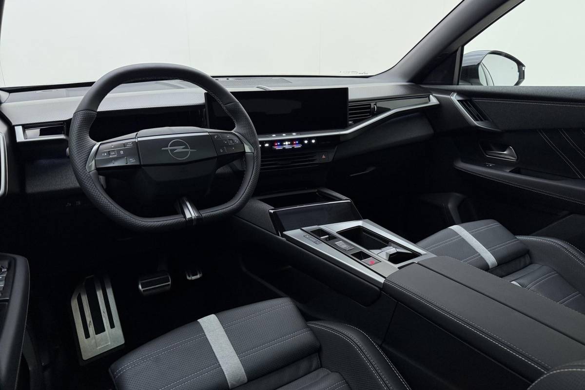 Opel Grandland Opel Grandland 1.6 Turbo Plug-in-Hybrid Ultimate | Lederen bekleding | Panoramisch schuif/kantel dak | Stoelverwarming en ventilatie | Achterbankverwarming | Elektrische achterklep | Keyless