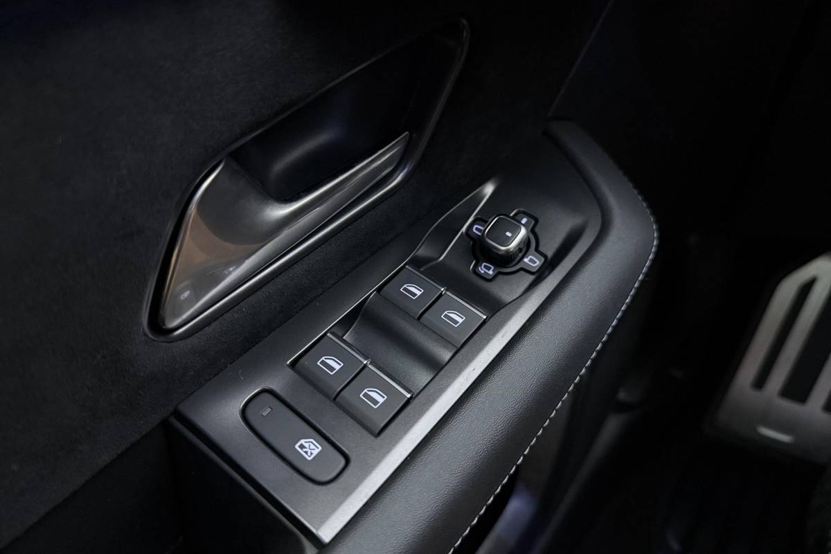 Opel Grandland Opel Grandland 1.6 Turbo Plug-in-Hybrid Ultimate | Lederen bekleding | Panoramisch schuif/kantel dak | Stoelverwarming en ventilatie | Achterbankverwarming | Elektrische achterklep | Keyless
