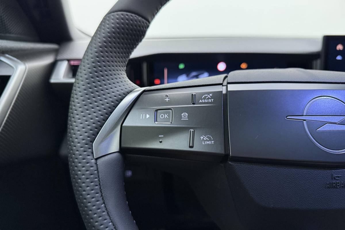 Opel Grandland Opel Grandland 1.6 Turbo Plug-in-Hybrid Ultimate | Lederen bekleding | Panoramisch schuif/kantel dak | Stoelverwarming en ventilatie | Achterbankverwarming | Elektrische achterklep | Keyless