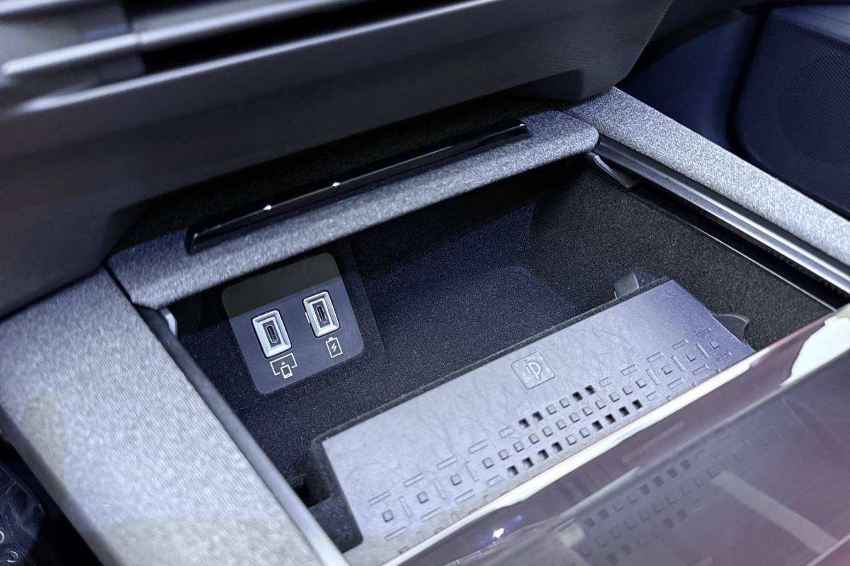 Opel Grandland Opel Grandland 1.6 Turbo Plug-in-Hybrid Ultimate | Lederen bekleding | Panoramisch schuif/kantel dak | Stoelverwarming en ventilatie | Achterbankverwarming | Elektrische achterklep | Keyless