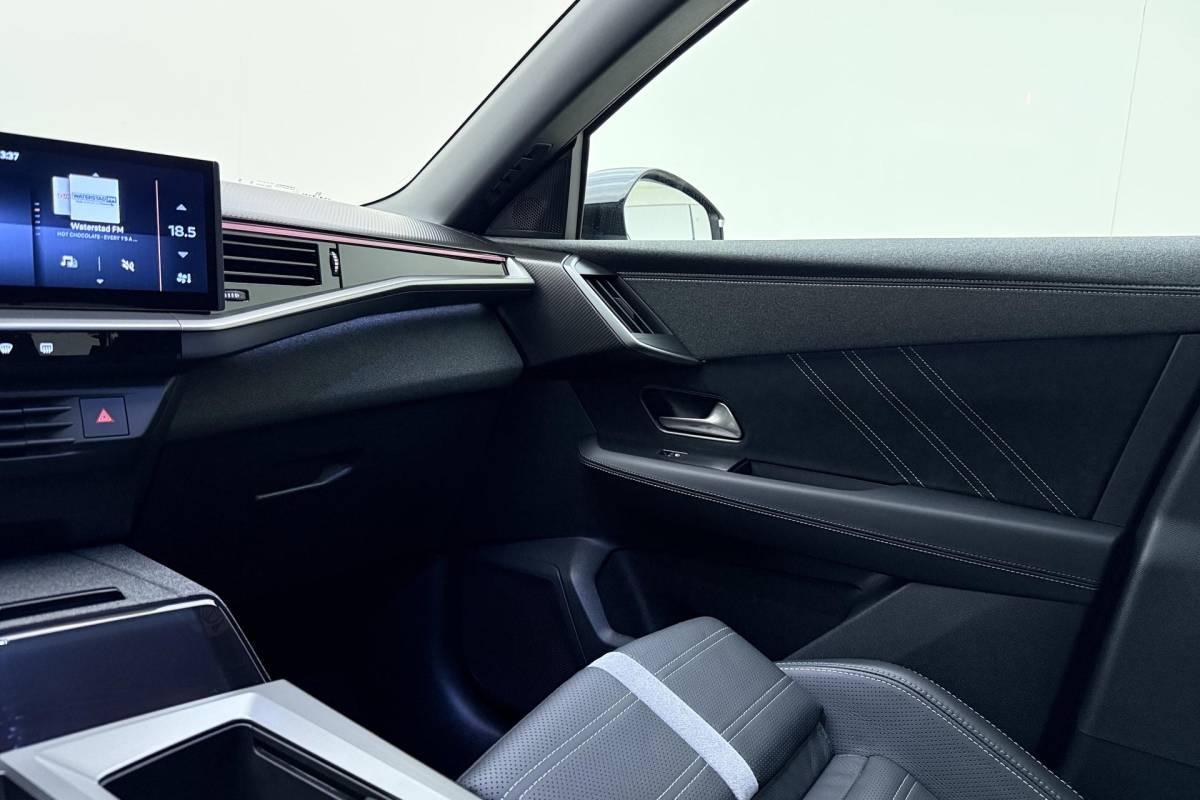 Opel Grandland Opel Grandland 1.6 Turbo Plug-in-Hybrid Ultimate | Lederen bekleding | Panoramisch schuif/kantel dak | Stoelverwarming en ventilatie | Achterbankverwarming | Elektrische achterklep | Keyless