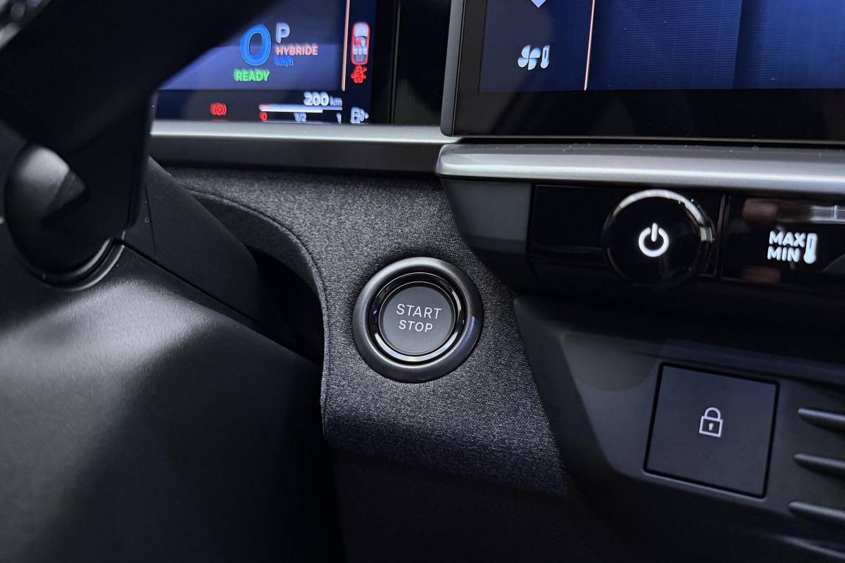Opel Grandland Opel Grandland 1.6 Turbo Plug-in-Hybrid Ultimate | Lederen bekleding | Panoramisch schuif/kantel dak | Stoelverwarming en ventilatie | Achterbankverwarming | Elektrische achterklep | Keyless