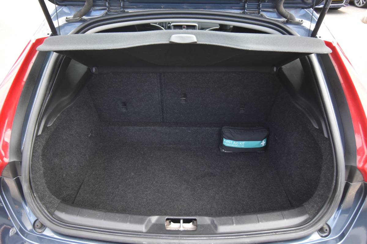 Volvo V40 Volvo V40 1.5 T2 Nordic+ , CLIMATRONIC , V ST VERW , LED KOPL , NAVI , BL TOOTH ,