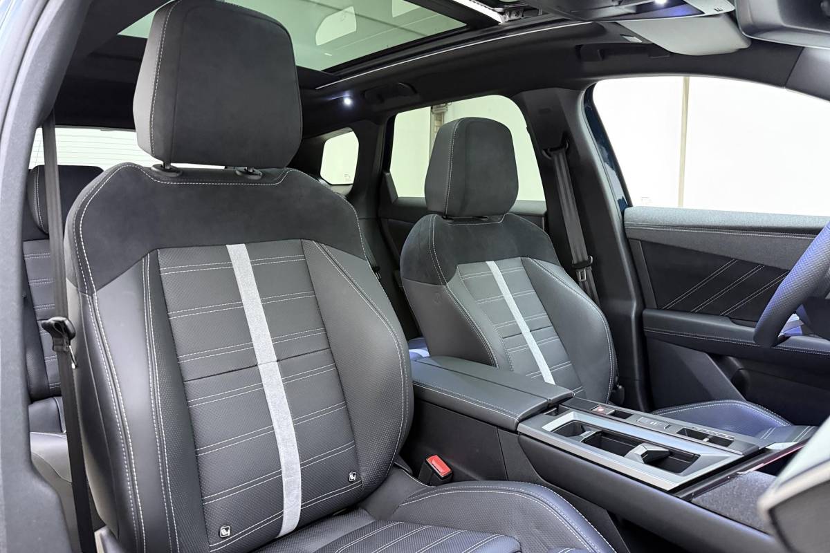 Opel Grandland Opel Grandland 1.6 Turbo Plug-in-Hybrid Ultimate | Lederen bekleding | Panoramisch schuif/kantel dak | Stoelverwarming en ventilatie | Achterbankverwarming | Elektrische achterklep | Keyless