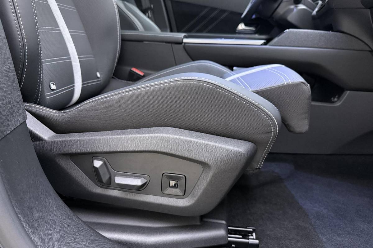 Opel Grandland Opel Grandland 1.6 Turbo Plug-in-Hybrid Ultimate | Lederen bekleding | Panoramisch schuif/kantel dak | Stoelverwarming en ventilatie | Achterbankverwarming | Elektrische achterklep | Keyless