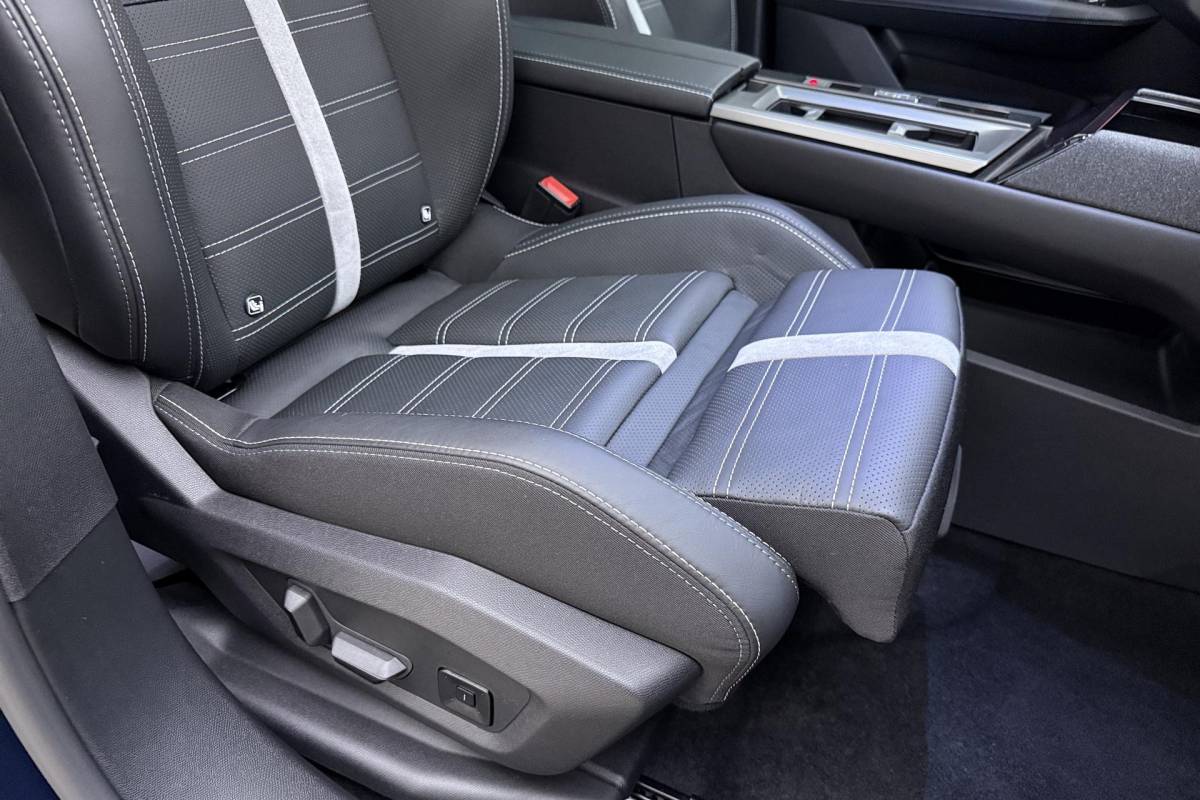 Opel Grandland Opel Grandland 1.6 Turbo Plug-in-Hybrid Ultimate | Lederen bekleding | Panoramisch schuif/kantel dak | Stoelverwarming en ventilatie | Achterbankverwarming | Elektrische achterklep | Keyless