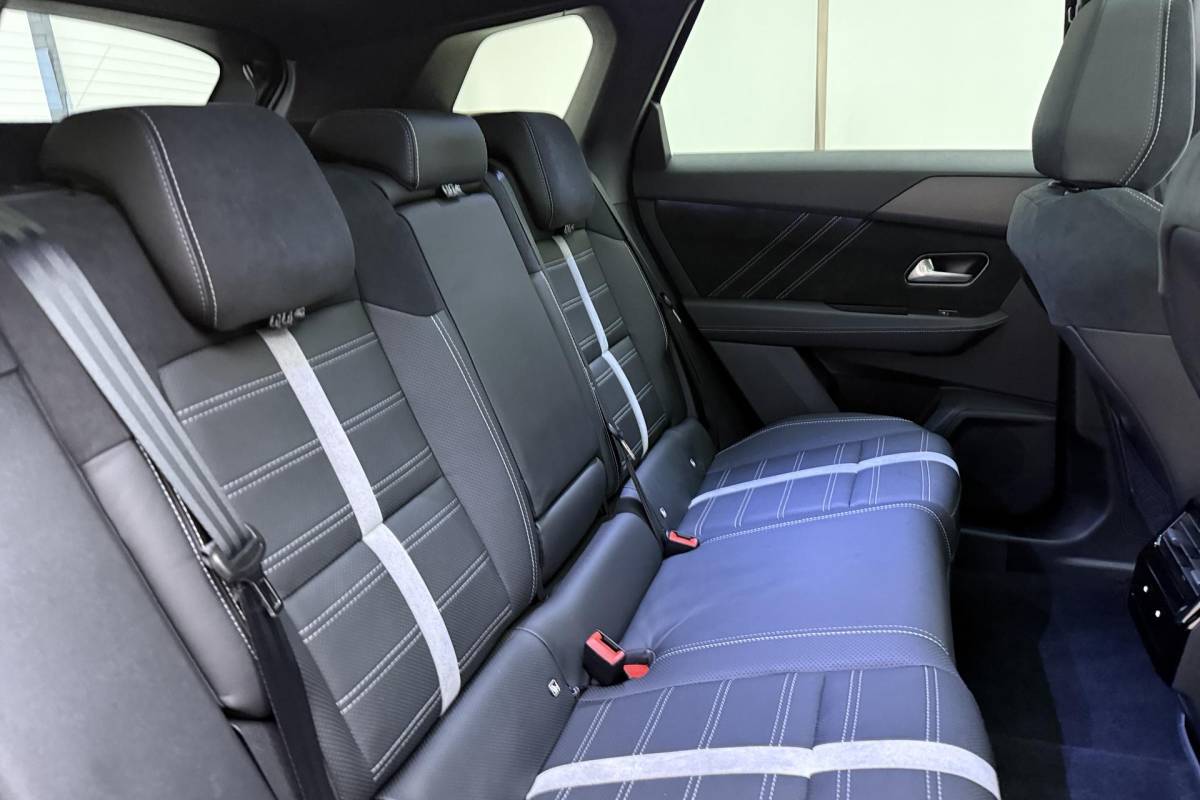 Opel Grandland Opel Grandland 1.6 Turbo Plug-in-Hybrid Ultimate | Lederen bekleding | Panoramisch schuif/kantel dak | Stoelverwarming en ventilatie | Achterbankverwarming | Elektrische achterklep | Keyless