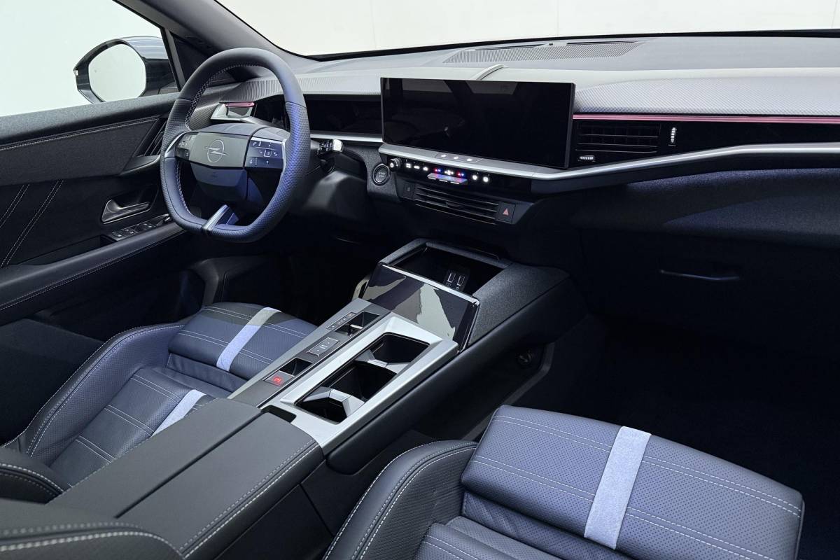 Opel Grandland Opel Grandland 1.6 Turbo Plug-in-Hybrid Ultimate | Lederen bekleding | Panoramisch schuif/kantel dak | Stoelverwarming en ventilatie | Achterbankverwarming | Elektrische achterklep | Keyless