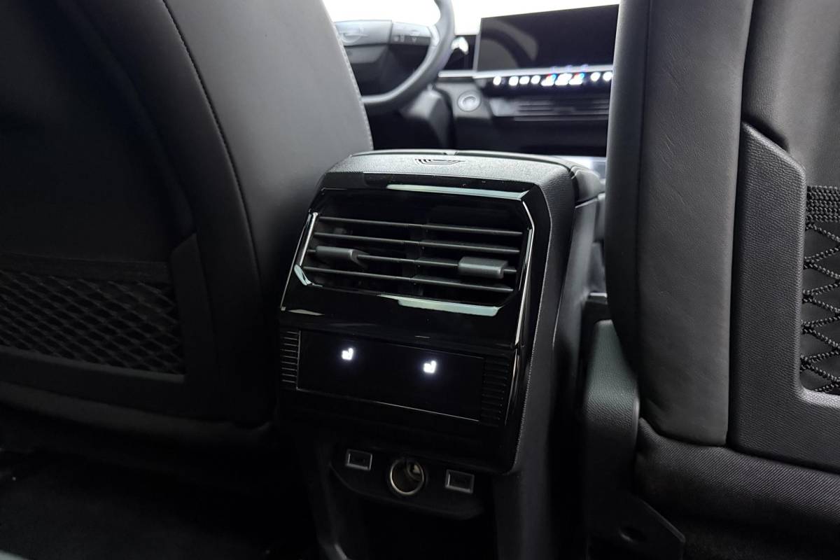 Opel Grandland Opel Grandland 1.6 Turbo Plug-in-Hybrid Ultimate | Lederen bekleding | Panoramisch schuif/kantel dak | Stoelverwarming en ventilatie | Achterbankverwarming | Elektrische achterklep | Keyless