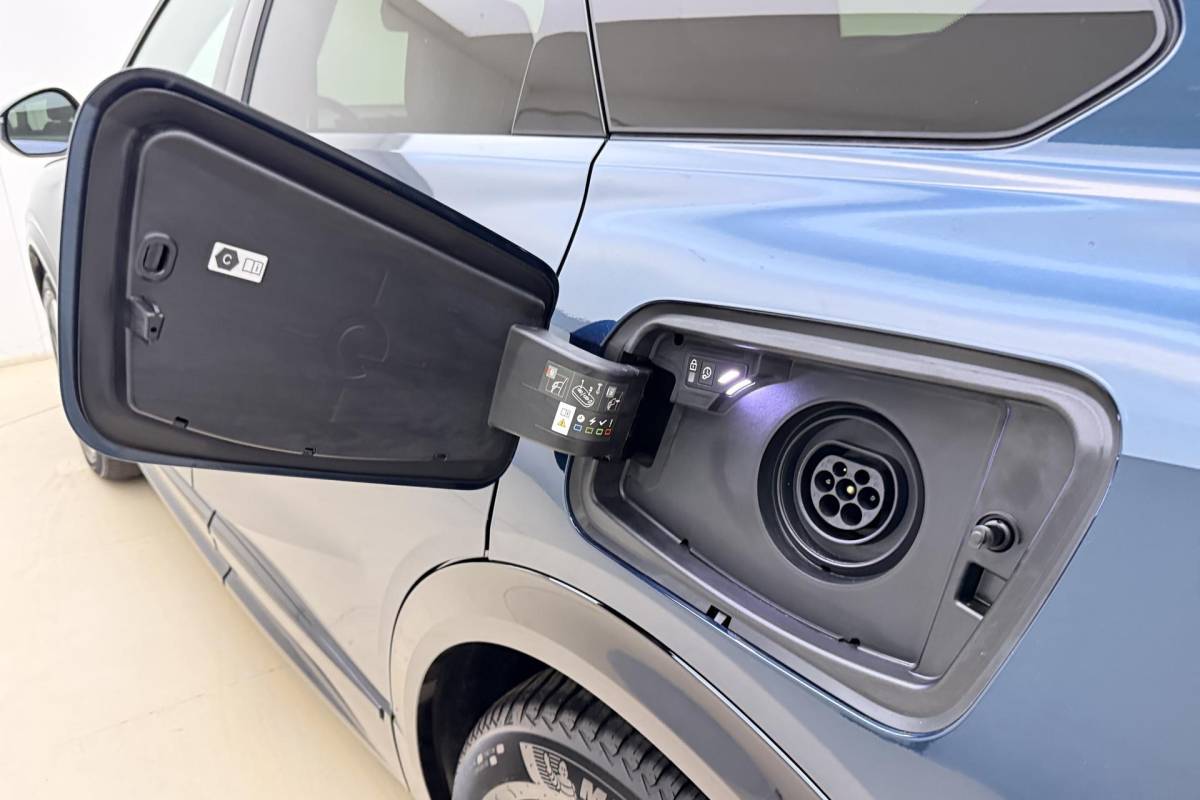 Opel Grandland Opel Grandland 1.6 Turbo Plug-in-Hybrid Ultimate | Lederen bekleding | Panoramisch schuif/kantel dak | Stoelverwarming en ventilatie | Achterbankverwarming | Elektrische achterklep | Keyless