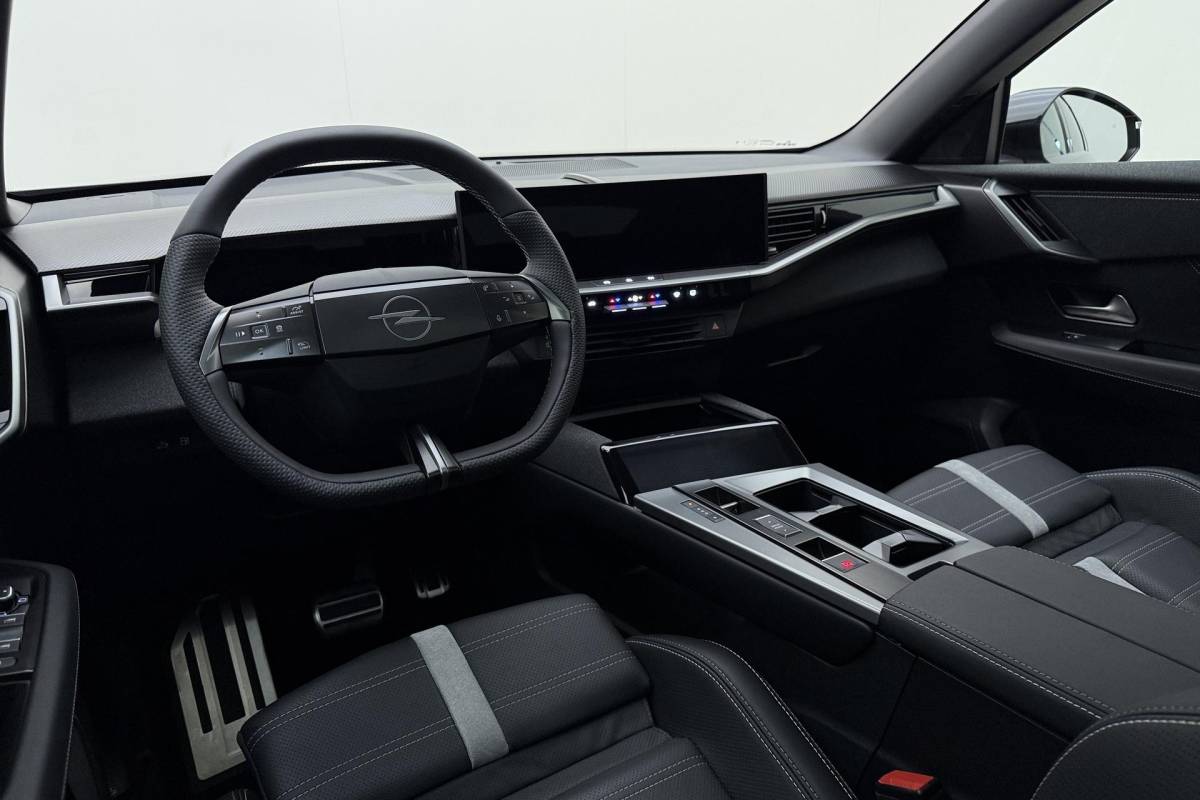 Opel Grandland Opel Grandland 1.6 Turbo Plug-in-Hybrid Ultimate | Lederen bekleding | Panoramisch schuif/kantel dak | Stoelverwarming en ventilatie | Achterbankverwarming | Elektrische achterklep | Keyless
