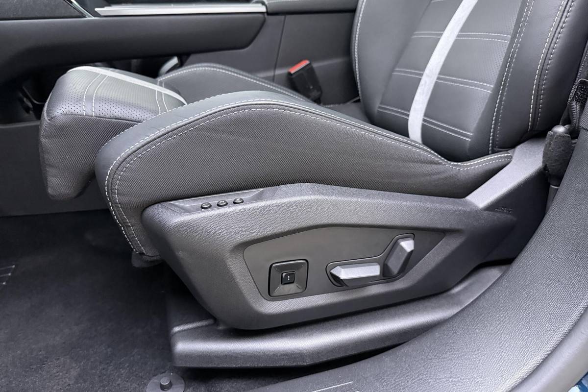 Opel Grandland Opel Grandland 1.6 Turbo Plug-in-Hybrid Ultimate | Lederen bekleding | Panoramisch schuif/kantel dak | Stoelverwarming en ventilatie | Achterbankverwarming | Elektrische achterklep | Keyless