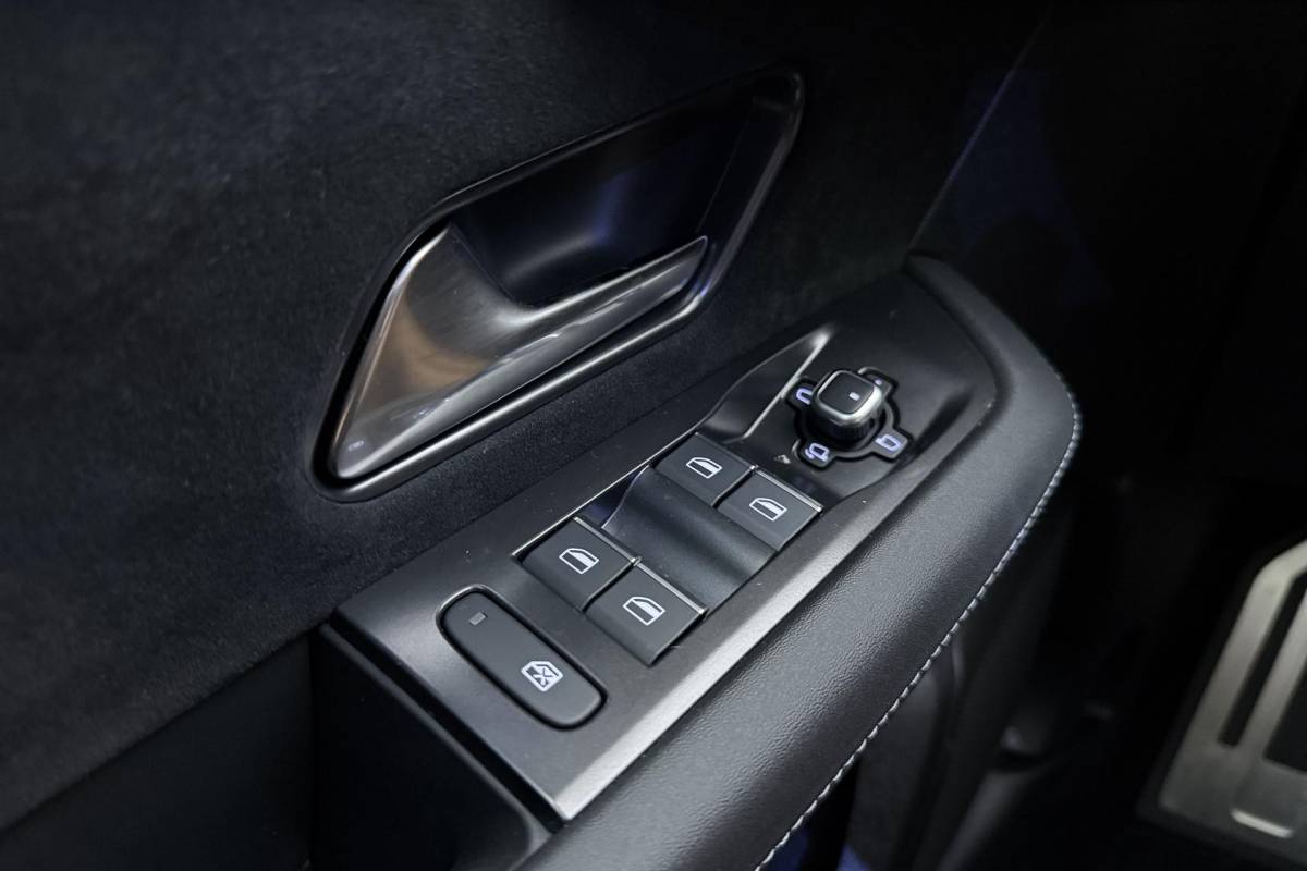 Opel Grandland Opel Grandland 1.6 Turbo Plug-in-Hybrid Ultimate | Lederen bekleding | Panoramisch schuif/kantel dak | Stoelverwarming en ventilatie | Achterbankverwarming | Elektrische achterklep | Keyless