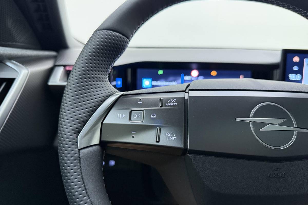 Opel Grandland Opel Grandland 1.6 Turbo Plug-in-Hybrid Ultimate | Lederen bekleding | Panoramisch schuif/kantel dak | Stoelverwarming en ventilatie | Achterbankverwarming | Elektrische achterklep | Keyless