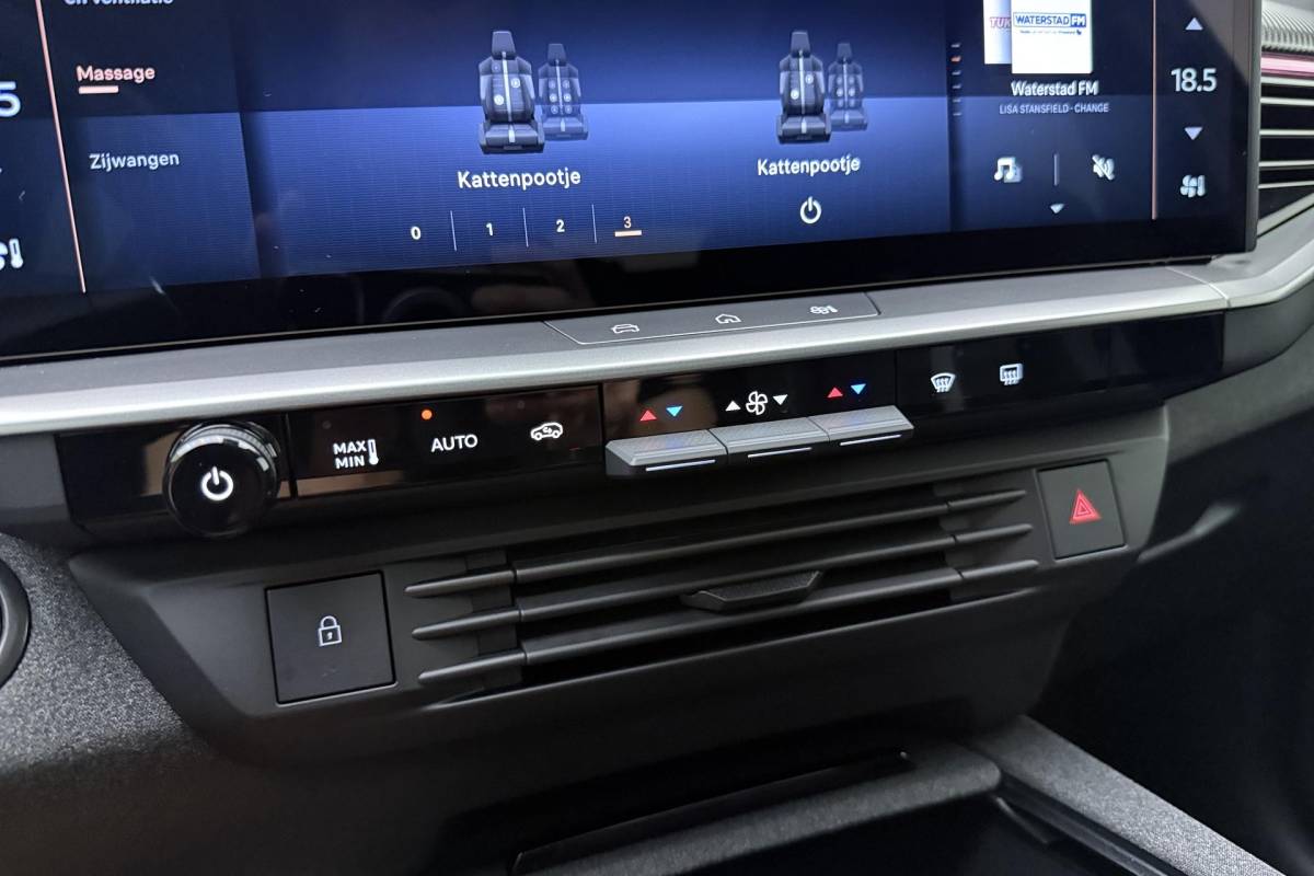 Opel Grandland Opel Grandland 1.6 Turbo Plug-in-Hybrid Ultimate | Lederen bekleding | Panoramisch schuif/kantel dak | Stoelverwarming en ventilatie | Achterbankverwarming | Elektrische achterklep | Keyless