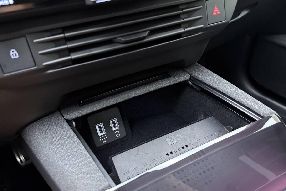 Opel Grandland Opel Grandland 1.6 Turbo Plug-in-Hybrid Ultimate | Lederen bekleding | Panoramisch schuif/kantel dak | Stoelverwarming en ventilatie | Achterbankverwarming | Elektrische achterklep | Keyless