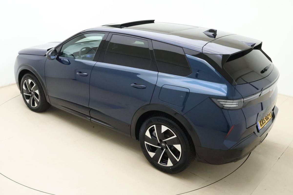 Opel Grandland Opel Grandland 1.6 Turbo Plug-in-Hybrid Ultimate | Lederen bekleding | Panoramisch schuif/kantel dak | Stoelverwarming en ventilatie | Achterbankverwarming | Elektrische achterklep | Keyless