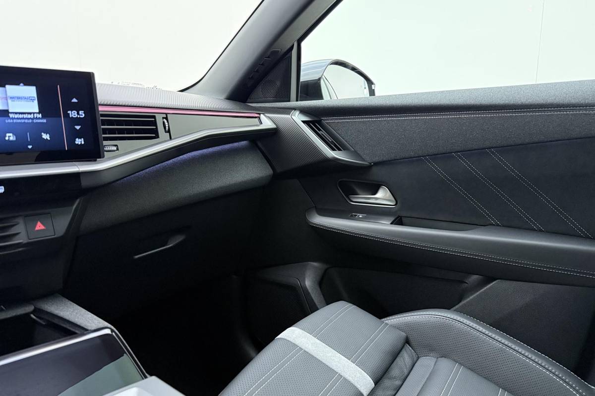 Opel Grandland Opel Grandland 1.6 Turbo Plug-in-Hybrid Ultimate | Lederen bekleding | Panoramisch schuif/kantel dak | Stoelverwarming en ventilatie | Achterbankverwarming | Elektrische achterklep | Keyless