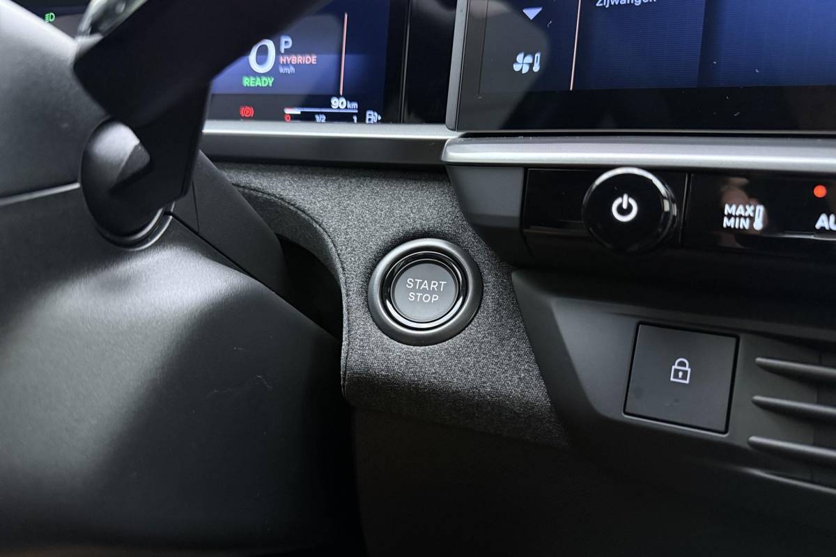 Opel Grandland Opel Grandland 1.6 Turbo Plug-in-Hybrid Ultimate | Lederen bekleding | Panoramisch schuif/kantel dak | Stoelverwarming en ventilatie | Achterbankverwarming | Elektrische achterklep | Keyless