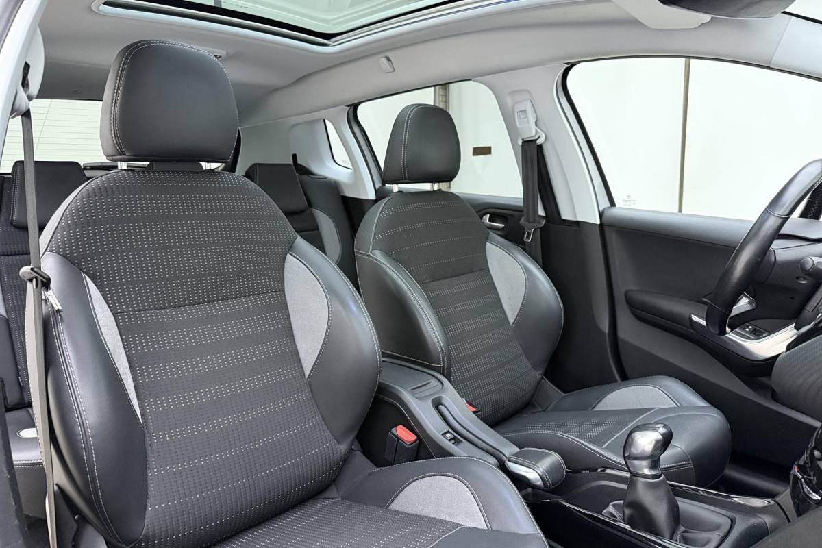 Peugeot 2008 Peugeot 2008 1.2 PureTech Allure | Apple carplay/Android auto | Navigatie | Achteruitrijcamera | 110PK | Cruise control | Climate control | Trekhaak