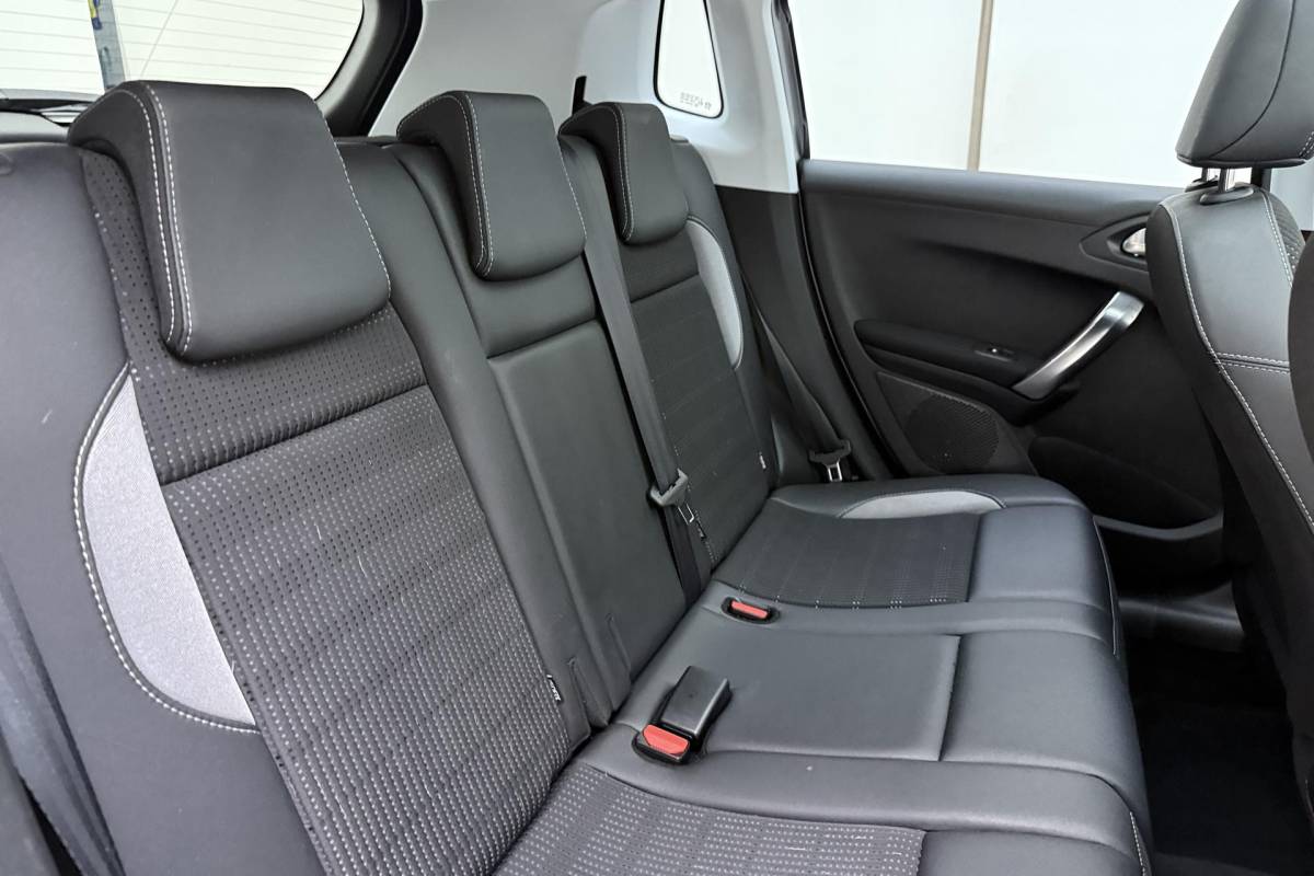 Peugeot 2008 Peugeot 2008 1.2 PureTech Allure | Apple carplay/Android auto | Navigatie | Achteruitrijcamera | 110PK | Cruise control | Climate control | Trekhaak