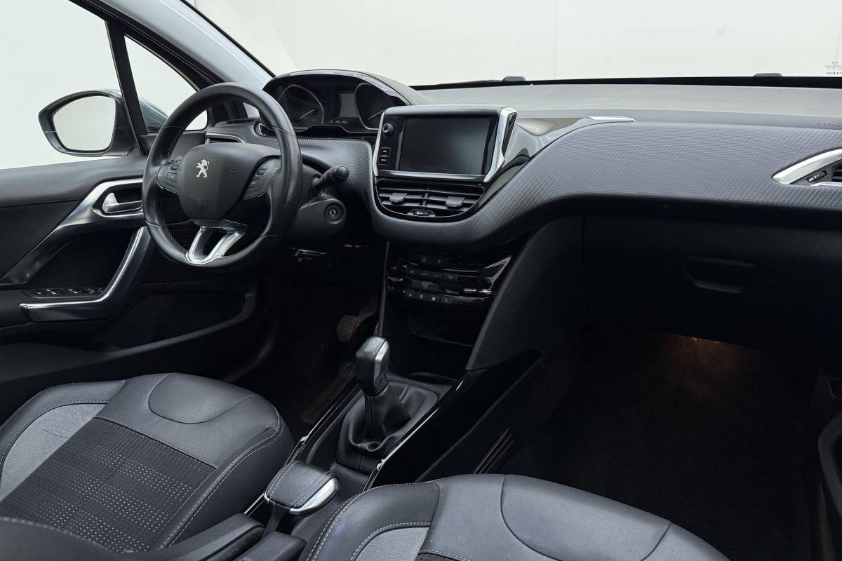 Peugeot 2008 Peugeot 2008 1.2 PureTech Allure | Apple carplay/Android auto | Navigatie | Achteruitrijcamera | 110PK | Cruise control | Climate control | Trekhaak