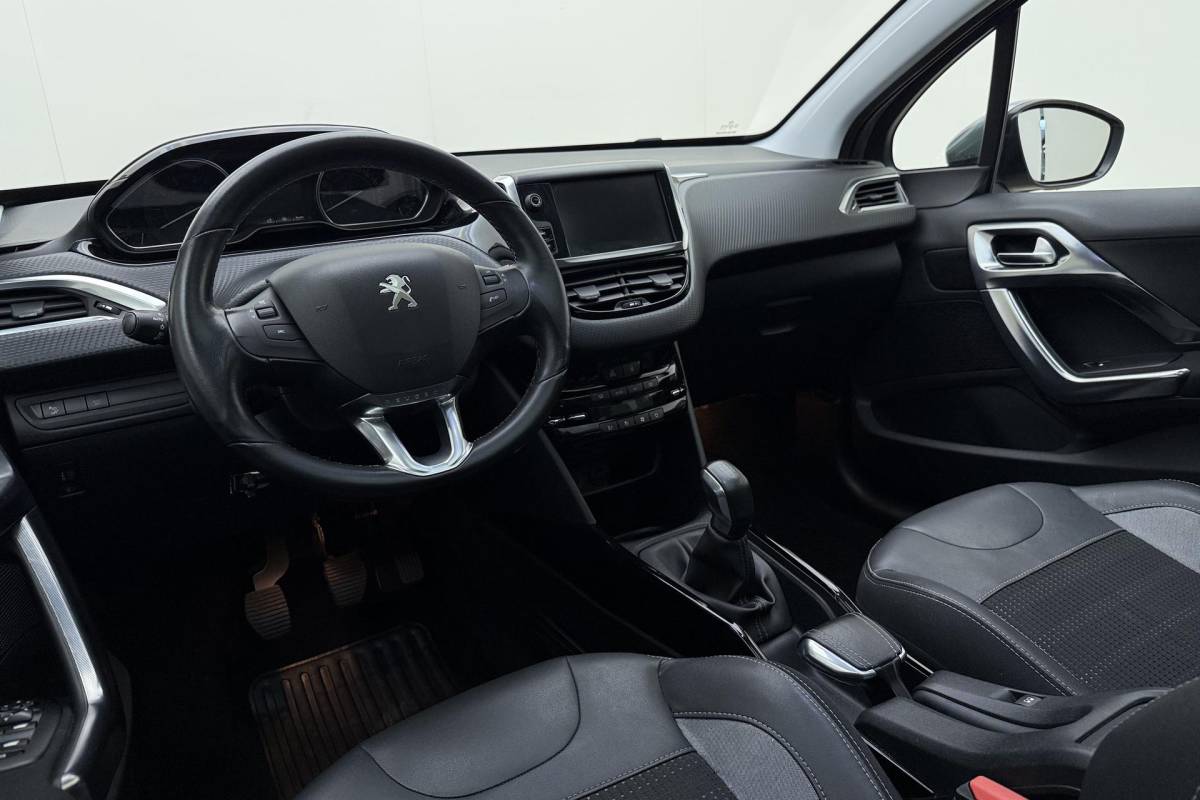 Peugeot 2008 Peugeot 2008 1.2 PureTech Allure | Apple carplay/Android auto | Navigatie | Achteruitrijcamera | 110PK | Cruise control | Climate control | Trekhaak